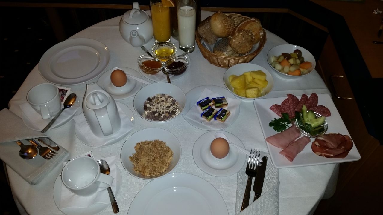 "Frühstück aufs Zimmer " Holiday Inn Hamburg (Hamburg ...