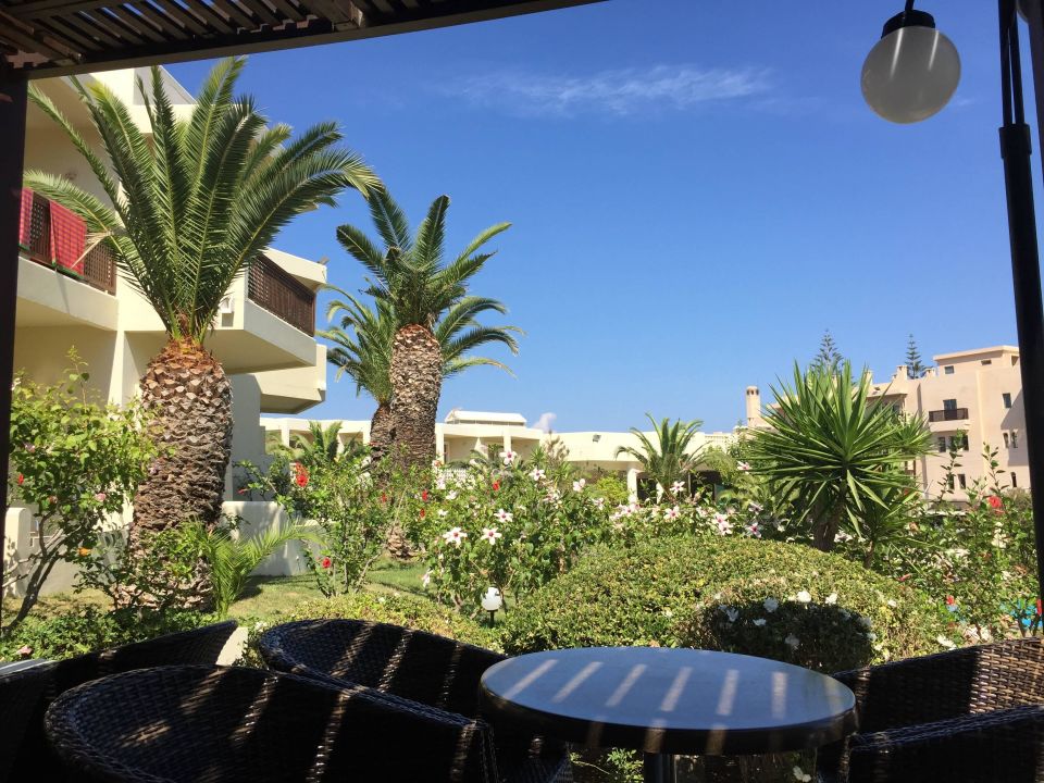 "Blick von der Poolbar in den Garten " Giannoulis Santa