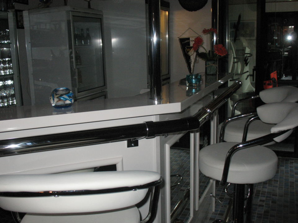 "Kleine Bar unten im Keller" Luises Sporthotel Garni (Heiligenhafen