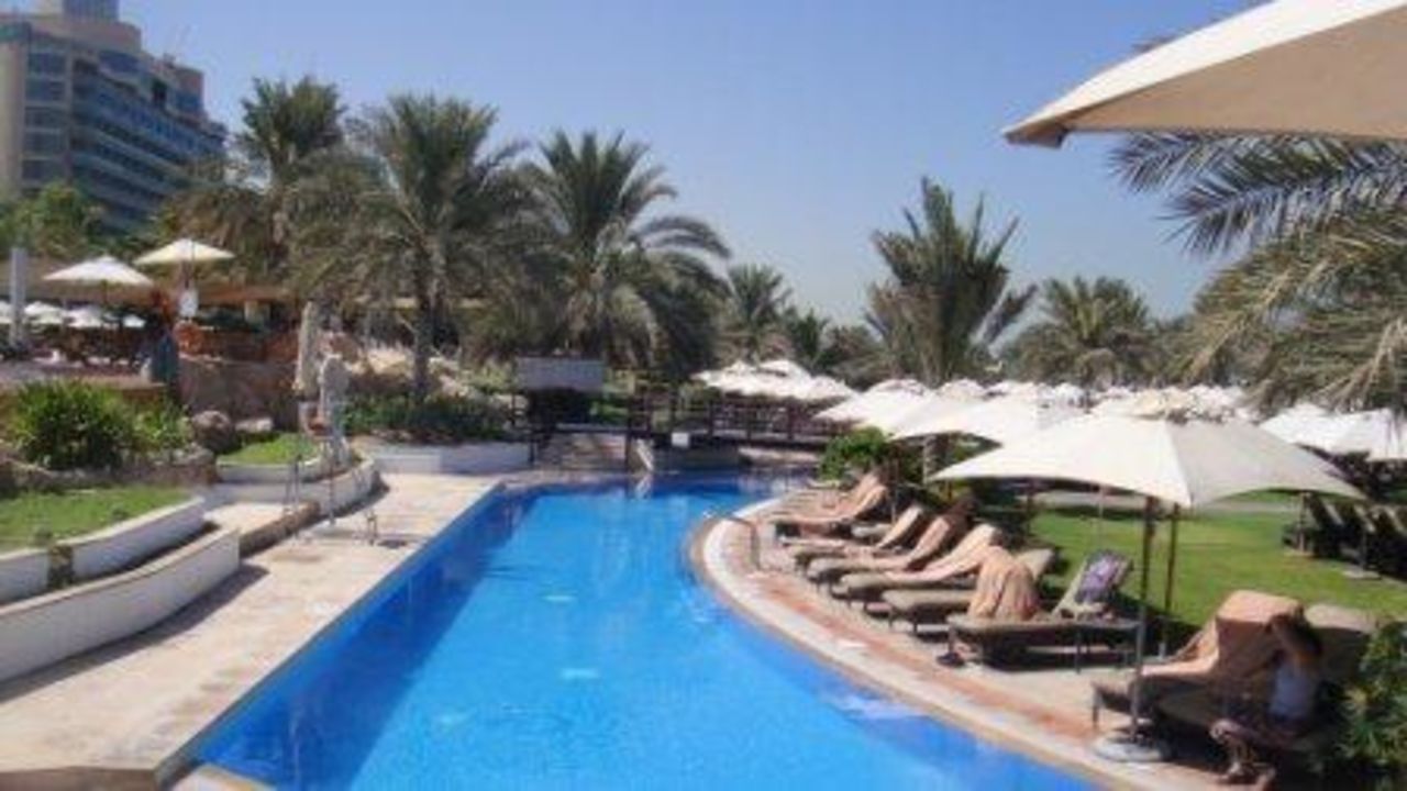 "Schöner Pool mir Swimup Bars" The Westin Dubai Mina Seyahi Beach