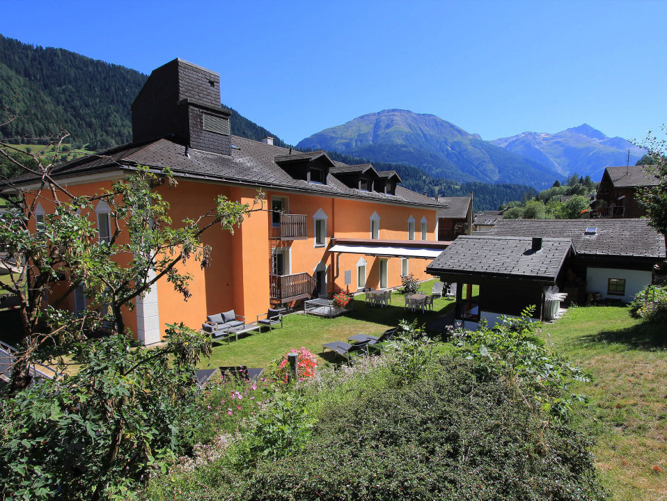 "Rasenplatz Hinterhof" Hotel Des alpes (Fiesch) • HolidayCheck (Kanton