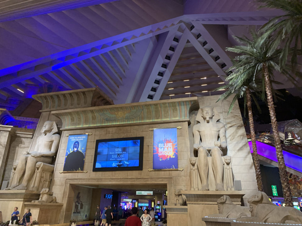 "Lobby" Hotel Luxor (Las Vegas) • HolidayCheck (Nevada USA)