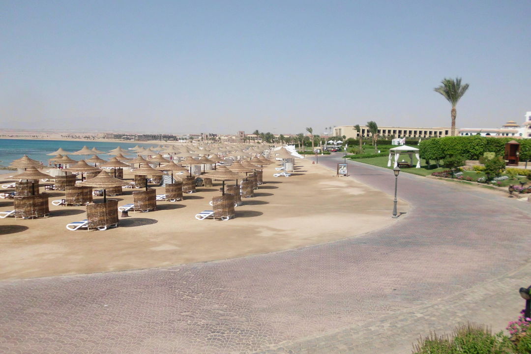 "Schirme vorne Nachbaranlage" Old Palace Resort (Sahl Hasheesh