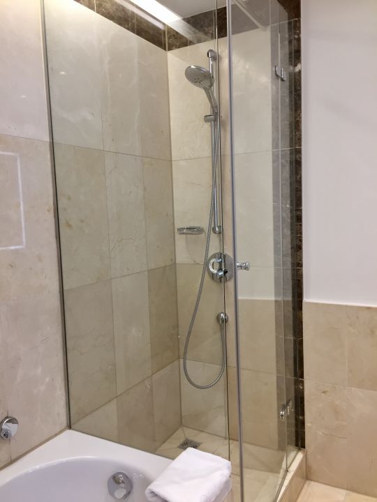 "Dusche und Badewanne" NH Collection Berlin Mitte ...