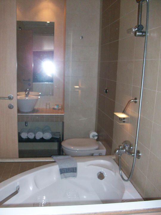 "Badezimmer mit Eckbadewanne" I Resort Beach Hotel & Spa (Stalis