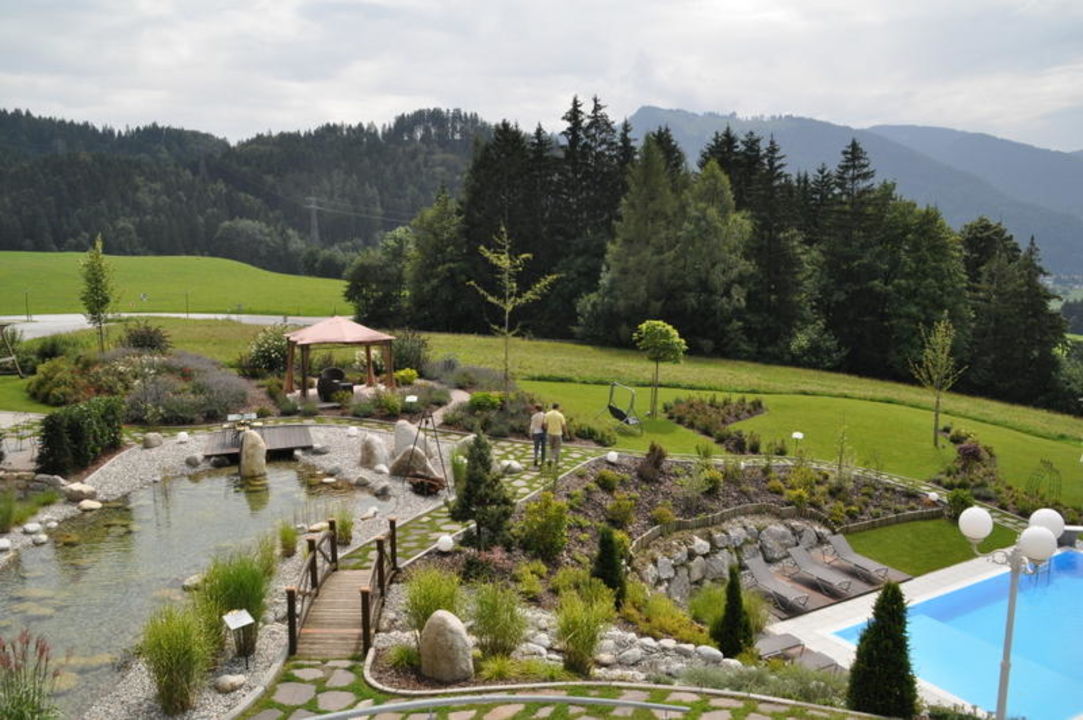 "Teich und Außenpool" Hotel Panorama Royal (Bad Häring) • HolidayCheck