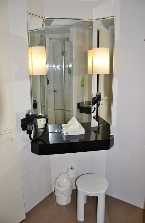 "Badezimmer - Schminkbereich" Welcome Hotel Residenzschloss (Bamberg