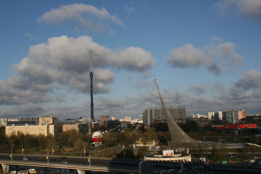 Blick Zu Fernsehturm Und Kosmonautendenkmal Hotel Kosmos Moskau Holidaycheck Zentralrussland Moskau Russland