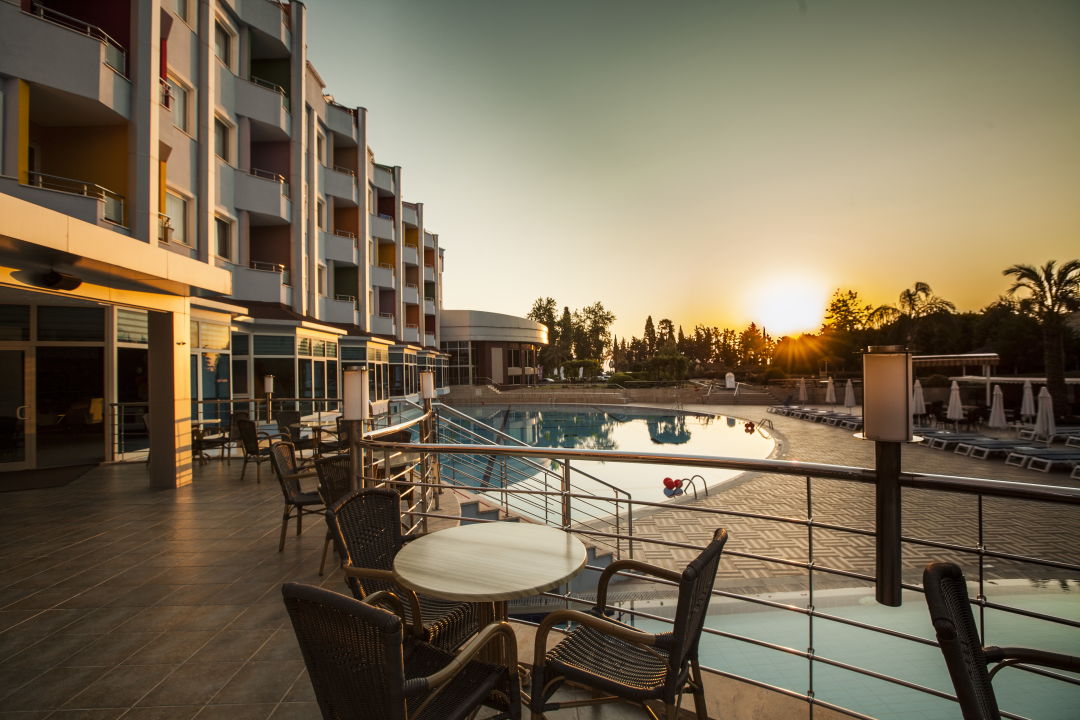 Фото реалм рояль. Отель эйфория текирова турция кемер. Side royal paradise 4 турция сиде. Realm royal. Ex royal капсулы.