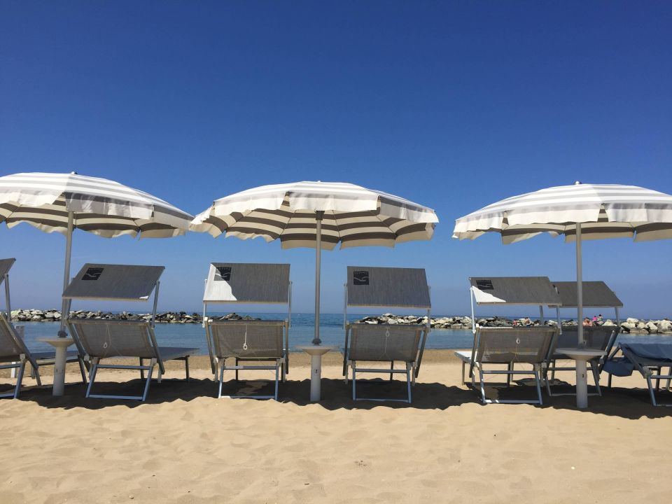 "Liegen am Strand" Hotel Europa Monetti (Cattolica ...