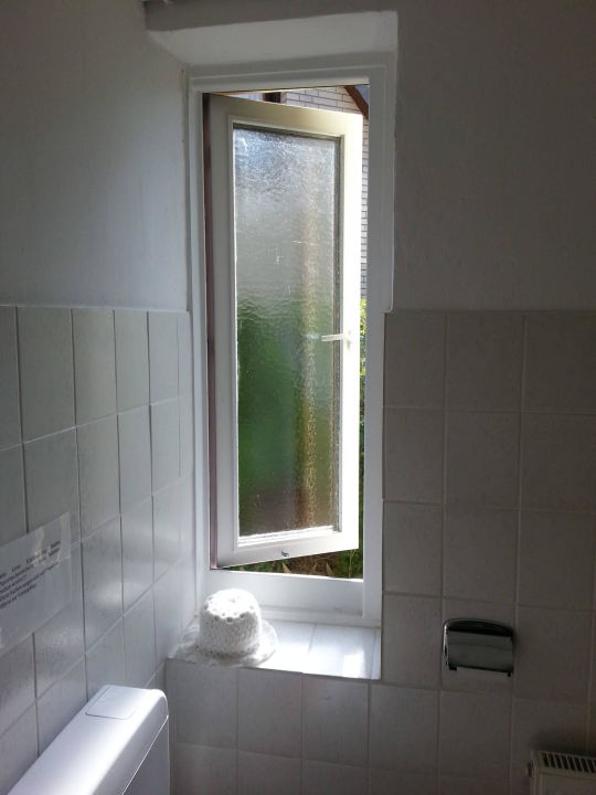 "Bad Fenster Zimmer 2 geht nur nach außen auf" Haus Berlin