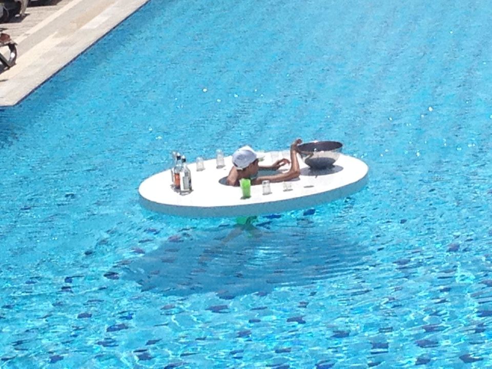 "Schwimmende Bar im Pool" Commodore Elite Suites & Spa - Adults only