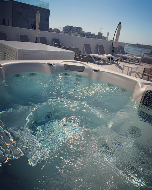 "Pool" 115 The Strand Hotel & Suites (Gzira) • HolidayCheck (Majjistral