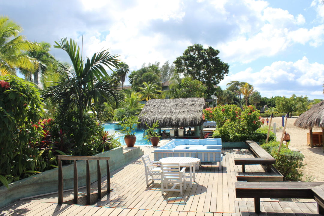 "Das Pooldeck richtung Strand" Couples Negril - Adults only (Negril