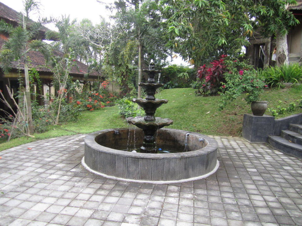 &quot;Kleiner Brunnen im Garten&quot; Hotel Camplung Sari
