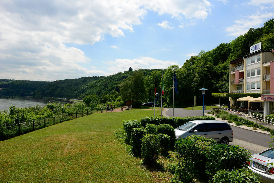 "Aussenansicht und Blick auf den Rhein" Ringhotel Haus