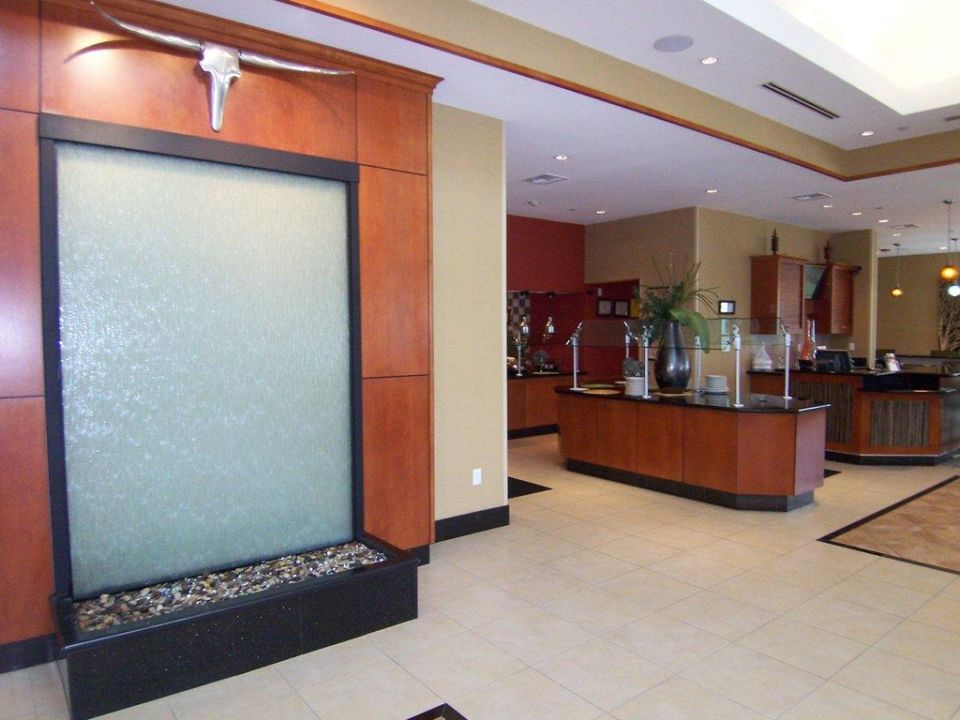 Wasserbild In Der Lobby Dahinter Bar Hotel Hilton Garden Inn