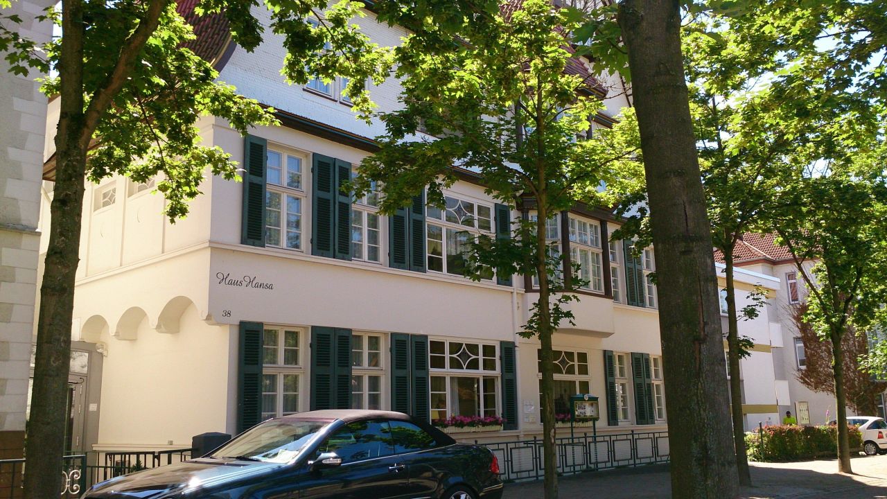 Bild "Blick vom Garten auf die Villa" zu Hotel Haus Hansa in Bad Salzuflen