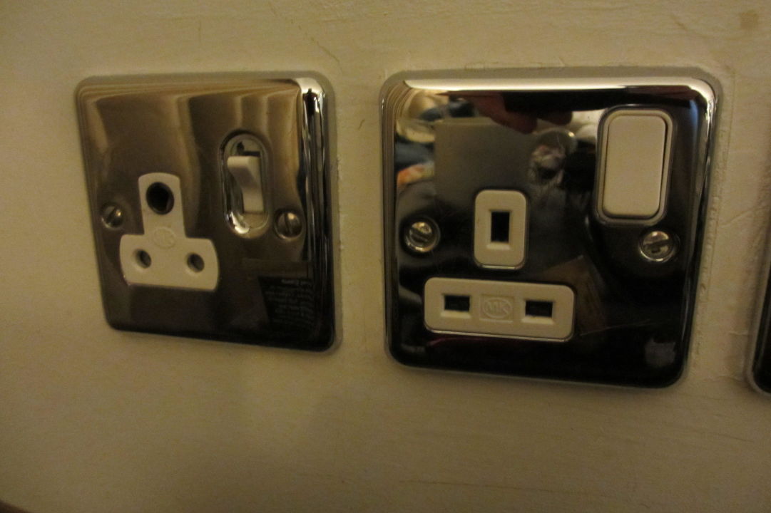 "Steckdosen Adapter nicht vergessen...." Pullman Dubai Creek City