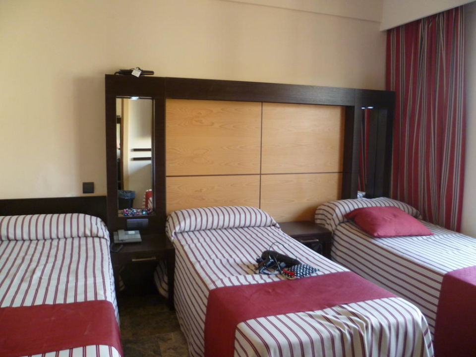 "Double bed was easily converted to 2 singles" Hotel Mediterranean Bay