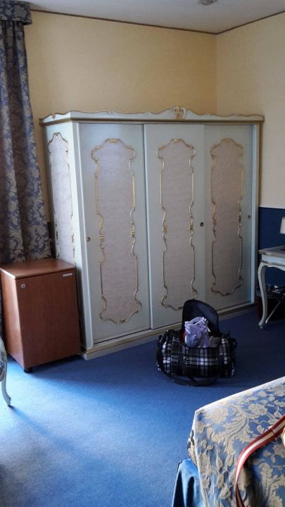 Grosser Kleiderschrank Im Schlafzimmer Albergo San Marco Venedig