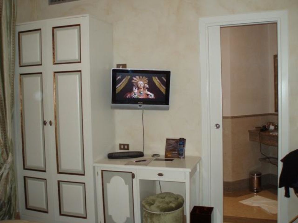 "Schiebetüre zum Badezimmer" VOI Donna Camilla Savelli Hotel (Rom