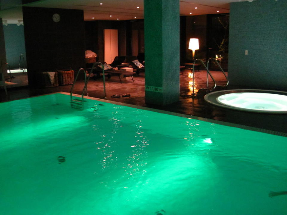 "Pool mit Liegen und Whirlpool" Adina Apartment Hotel Hamburg Michel