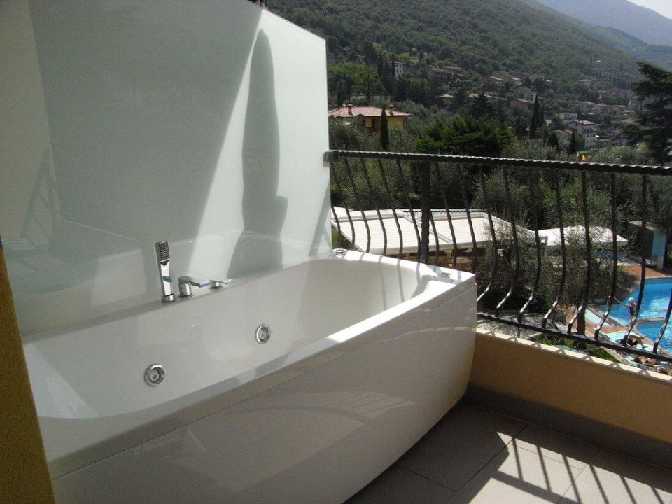 Whirlpool Badewanne auf dem Balkon Junior Suite Hotel Whirlpool Badewanne auf dem Balkon Junior Suite Hotel