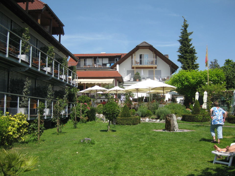 Blick Auf Gastehaus Links Und Haupthaus Hotel Haus Am See