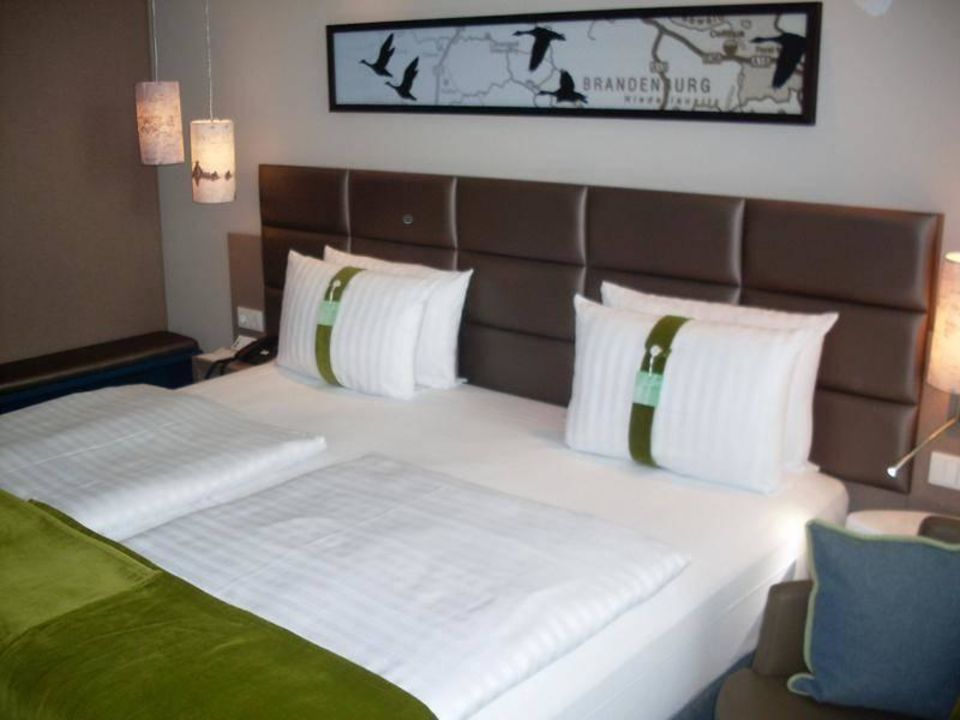 "Bett im Standardzimmer" Holiday Inn Berlin - City East ...