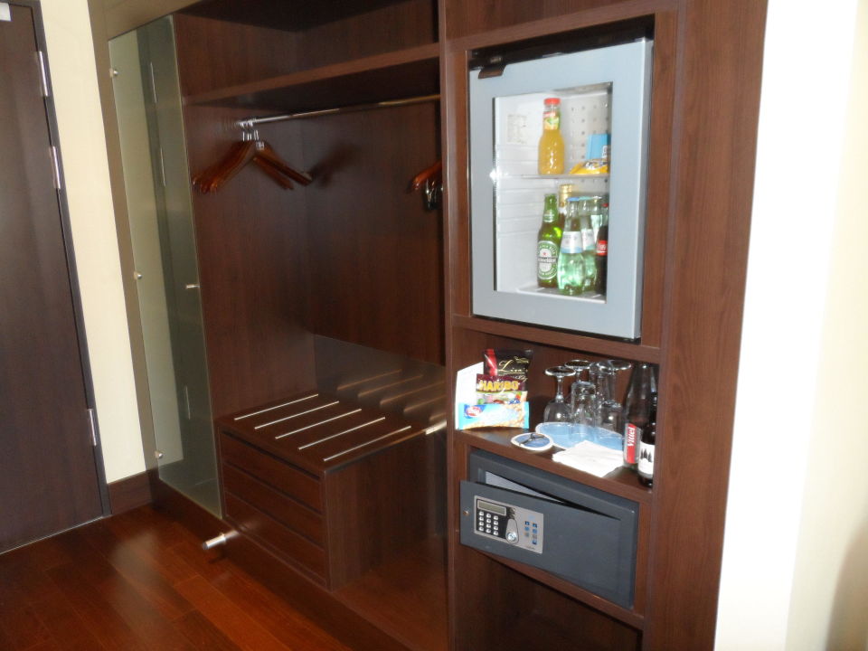 "Schrank,Minibar und kostenloser Safe" NH Collection Dresden Altmarkt