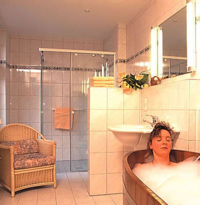 Das Luxuriose Badezimmer Im Hochzeitszimmer Moorland Hotel Bad Senkelteich Vlotho Holidaycheck Nordrhein Westfalen Deutschland