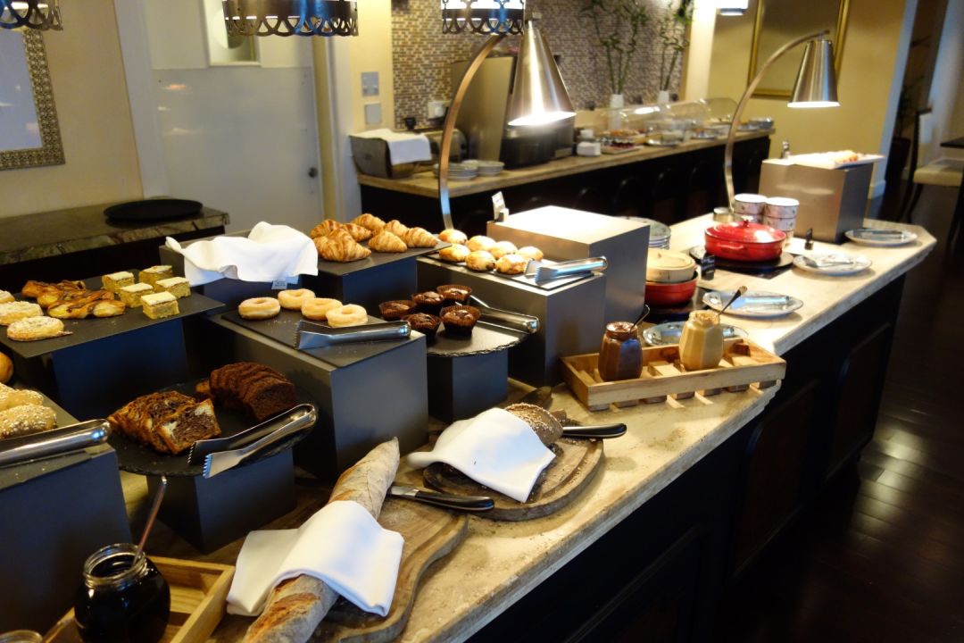 "Frühstück Lounge" Mövenpick Hotel Ibn Battuta Gate (Dubai) • HolidayCheck (Dubai Vereinigte