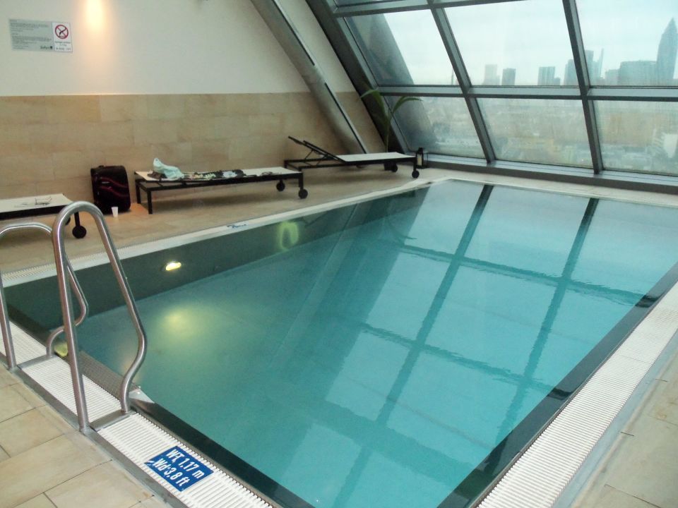 "Kleiner Pool mit Gegenstromanlage" Radisson Blu Hotel Frankfurt