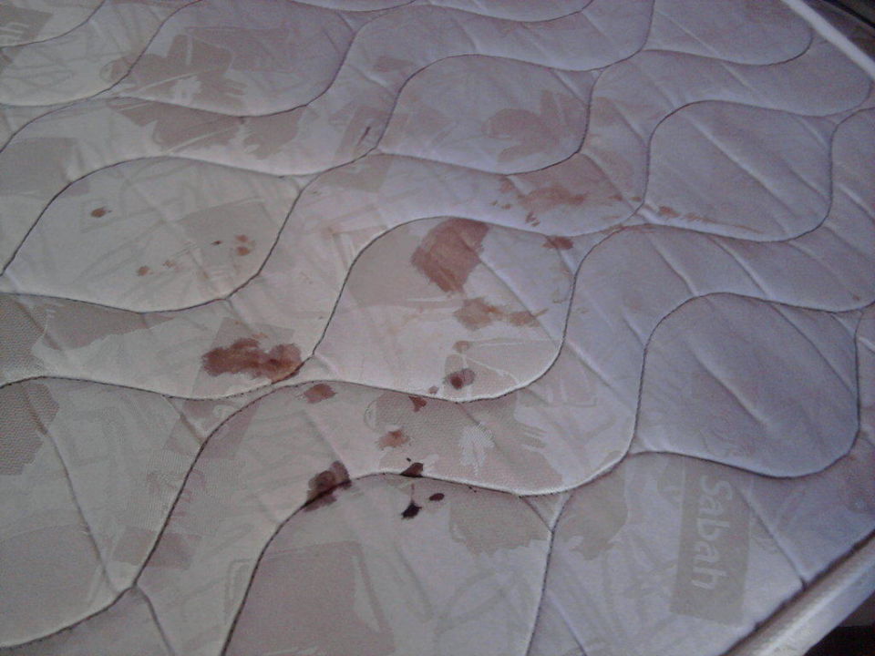 Gelbe flecken auf matratze
