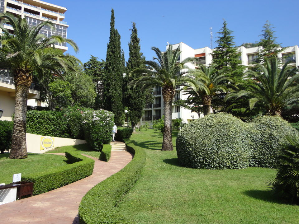 "Gepflegter Garten" Iberostar Bellevue (Becici