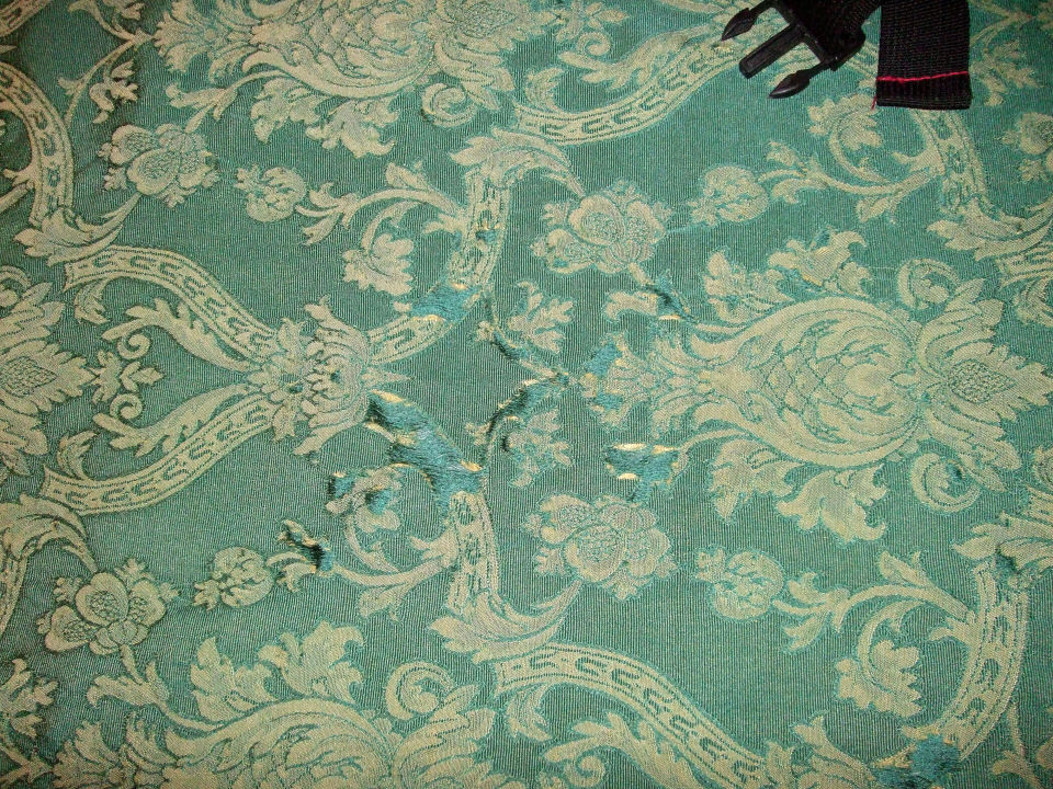 Bild "Bettdecke - Loch an loch und hält doch" zu Hotel Sands Beach