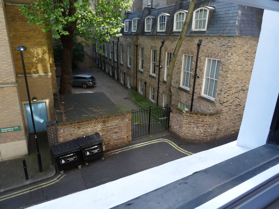 "In den Hinterhof vom Bett aus zu blicken" London House Hotel