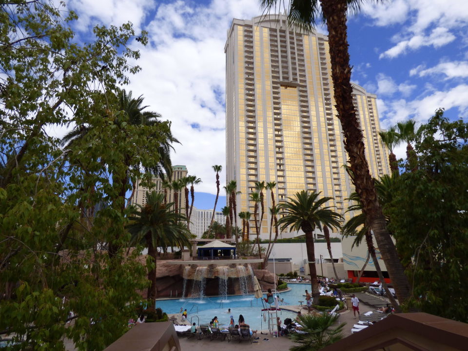 "Lazy River des MGM (dahinter das Signature Hotel)" MGM Grand Hotel