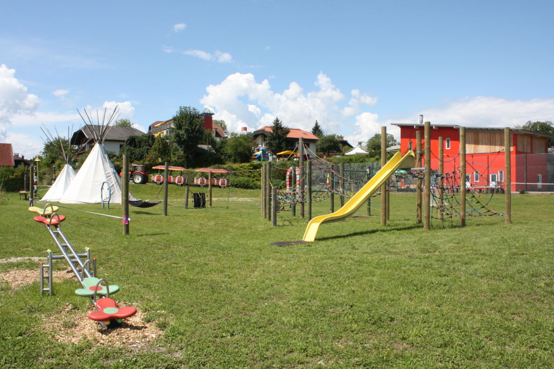 "Garten mit Spielgeräten" Ginas Baby und Kinderhotel (geschlossen