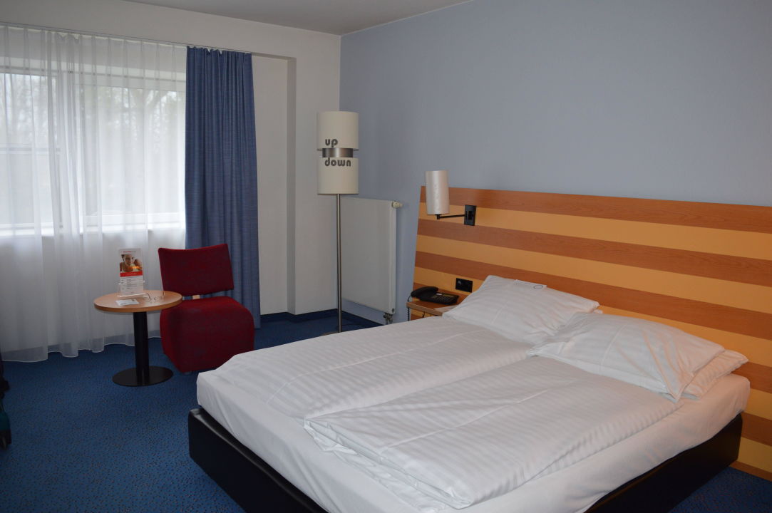 "Blick ins Zimmer" IntercityHotel Frankfurt Airport (Frankfurt am Main