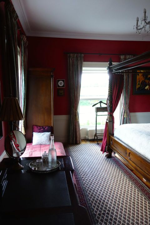 Red Room Mit Blick Zum Bett Und Eingangstur Lough Key