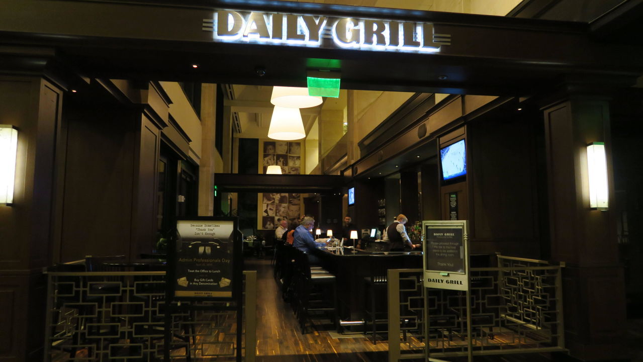 "Daily grill in the lobby floor" Hotel The Westin Los Angeles Airport (Los Angeles