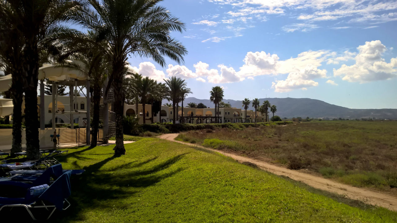 "Gartenanlage mit unbebautem Nebenland." Grecotel Royal Park (Marmari