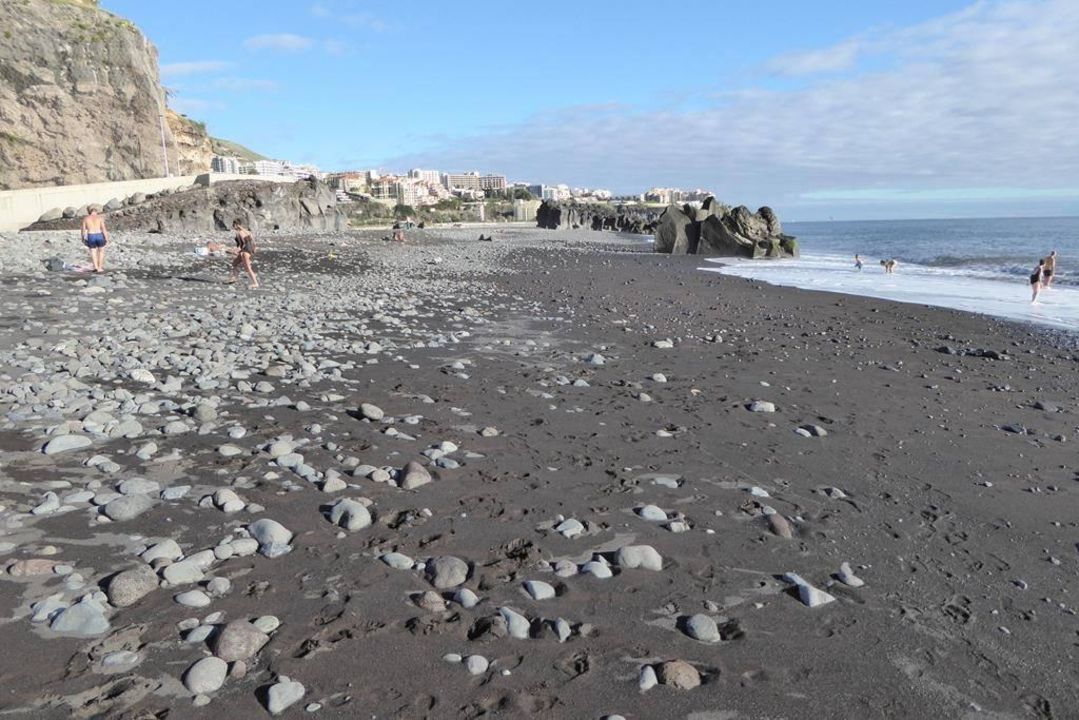 Der Strand Vor Dem Hotel Hotel Orca Praia Funchal Holidaycheck Madeira Portugal