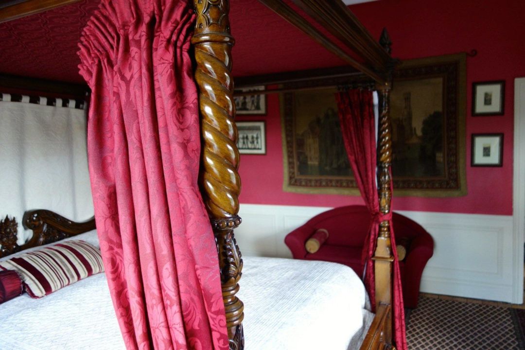 Red Room Mit Himmelbett Lough Key House Boutique B B