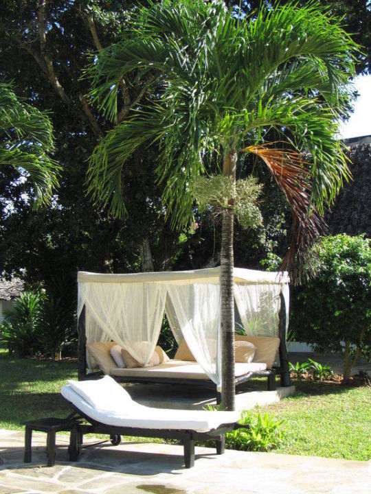 Bequemes Himmelbett Im Garten Hotel Karibuni Rafiki Beach Resort