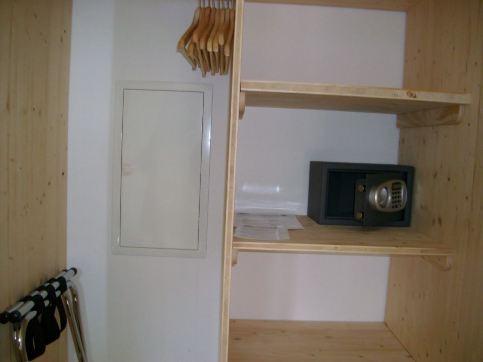 "Offene Schrankelemente im Schlafbereich plus Tresor" Feriendorf