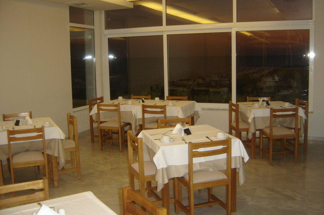 Bild "Am Eingang" zu Maritimo Beach Hotel in Sisi