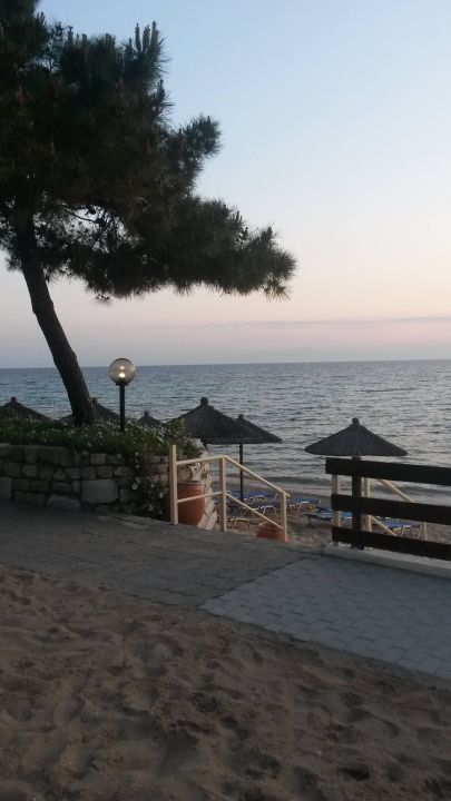 "Ausblick auf den Strand (Treppe runter) & das Meer" Hotel Portes Beach